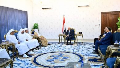 رئيس مجلس القيادة يشيد بالدعم الاماراتي لقطاع الكهرباء في اليمن 2 IMG 20251127 WA0081