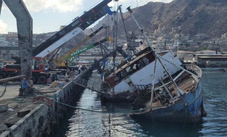 انتشال أكبر سفينة غارقة في حوض ميناء الإصطياد السمكي بالعاصمة عدن 1 a6cc1353 aa8f 4251 91ab 30cfd21a3012