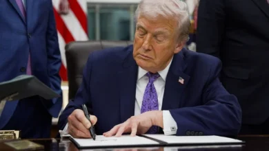 في أقل من عام .. ترامب يحطم أرقامه ويوقع أوامر تنفيذية تفوق ولايته الأولى ( تفاصيل ) 3 2025121623552632P2