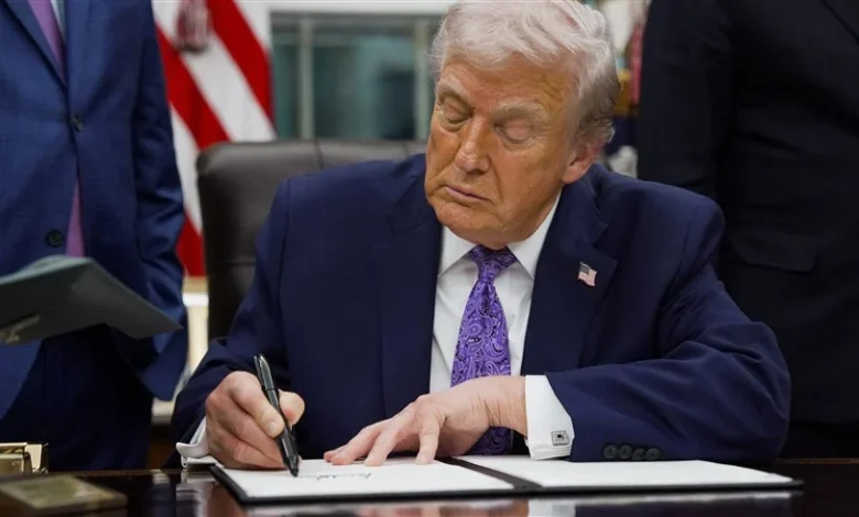 في أقل من عام .. ترامب يحطم أرقامه ويوقع أوامر تنفيذية تفوق ولايته الأولى ( تفاصيل ) 1 2025121623552632P2