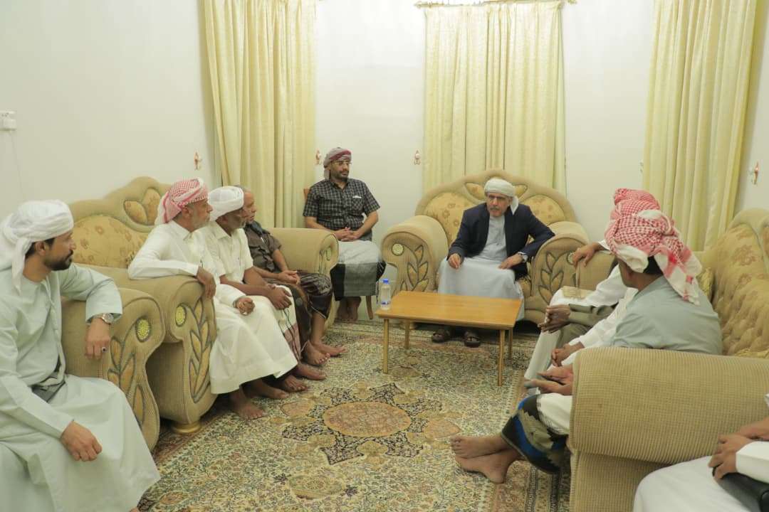 الكثيري يلتقي عددًا من مشايخ قبيلة العوامر ويؤكد أهمية الشراكة في ترسيخ الأمن بوادي وصحراء حضرموت 1 6933fb04cb0d7