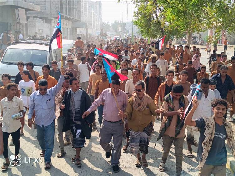 مسيرة جماهيرية حاشدة في خنفر تأييداً لقوات النخبة الحضرمية واستعادة الأمن في الوادي 1 98fc708b 1aeb 48f4 8428 3cf7ce73a168