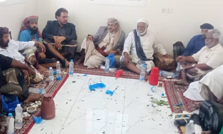 بتوجيهات المحافظ بن الوزير الوكيل باعوضة يلتقي مشايخ ال باقطمي بسبب خلاف في الخزمة 1 IMG 20251202 WA0070