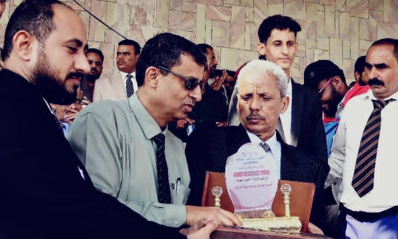 قياة محافظة لحج تسلم حفيد الشهيد لبوزة درع تذكاري بمناسبة الذكرى 58لعيد نوفمبر 1 IMG 20251203 WA0094