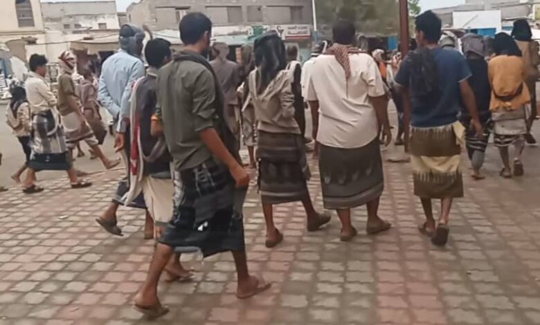 مدينة زنجبار تشهد تظاهرة سلمية للمطالبة بعودة الخدمات وصرف المرتبات 1 IMG 20251220 WA0045