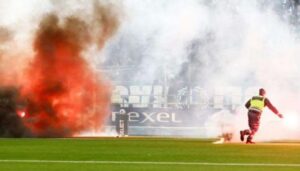 بالفيديو والصور: اشتعال النيران في ملعب خلال مباراة استمرت 4 ساعات ( تفاصيل ) 2 image 870x 692cb91bce18b