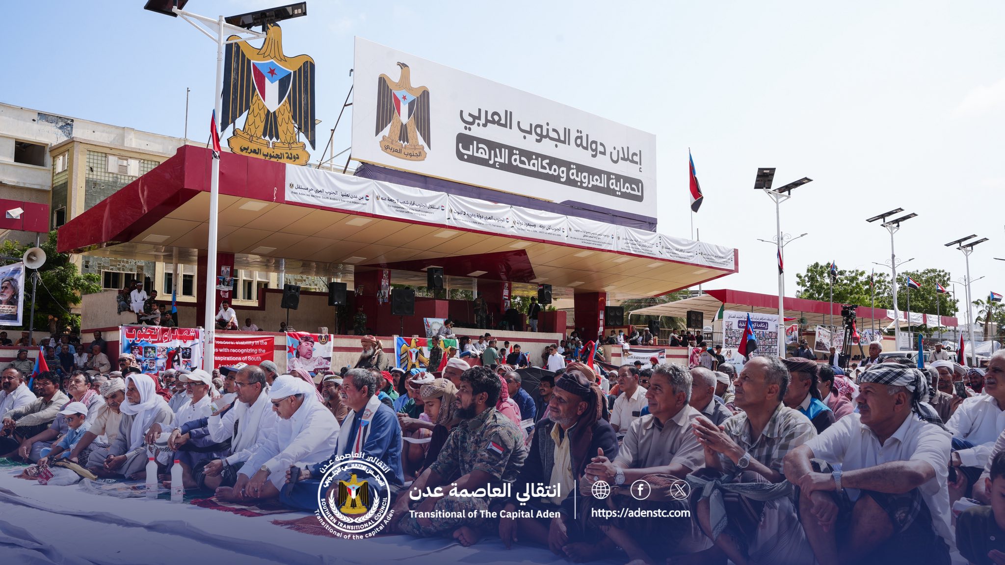 جماهير الجنوب تؤدي صلاة جمعة الوفاء للحليف الصادق في ساحة العروض بالعاصمة عدن 1 605931704 892657636748892 9029225429066819377 n