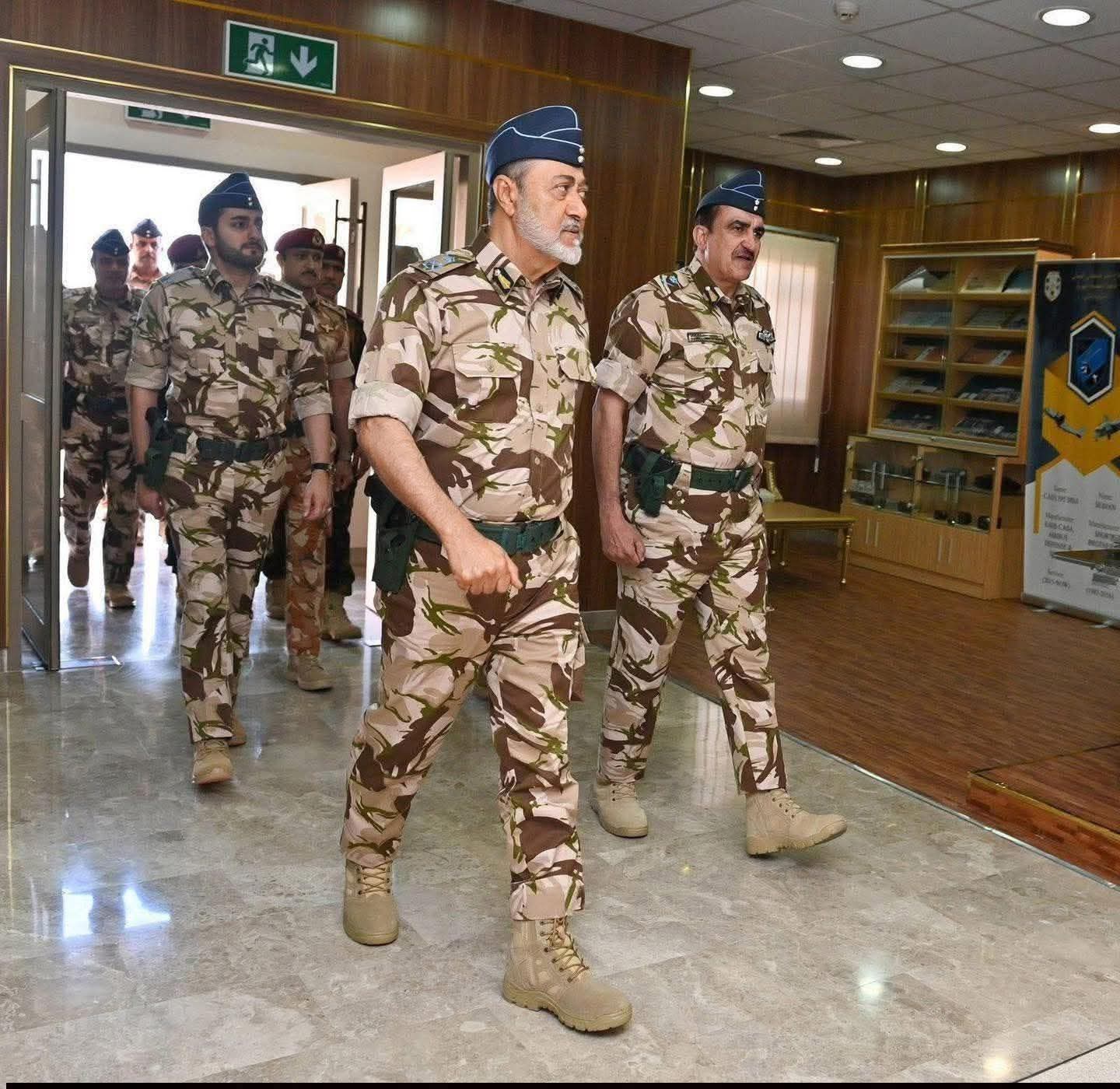 رسائل صامتة وسط ضجيج إقليمي .. سلطان عُمان بالزي العسكري بالتزامن مع أحداث اليمن 1 FB IMG 1768120353728