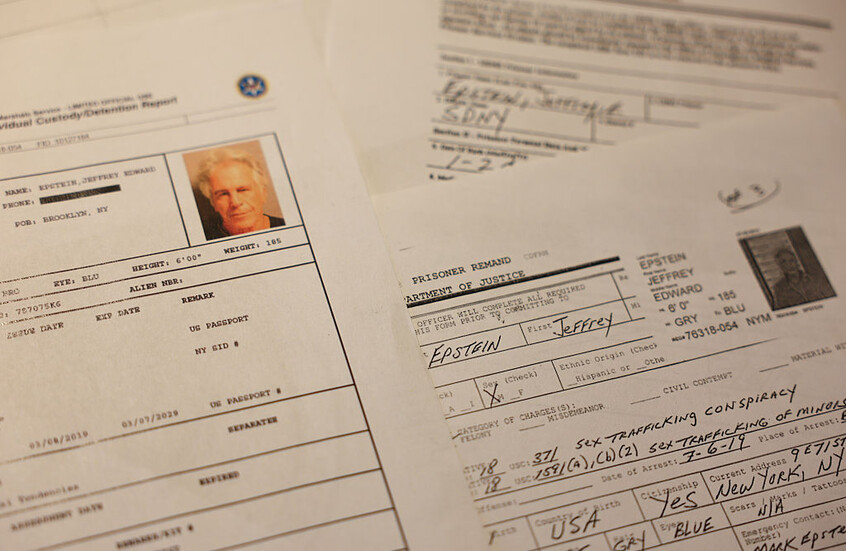 فضيحة جديدة .. وثائق سرية تكشف شبكة تخزين إبستين لأدلة الجرائم 1 699c337f4c59b73b283b4be3