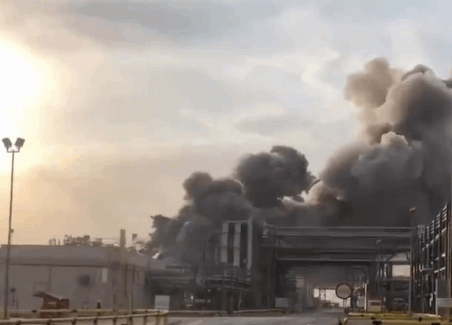 استهداف منشأة نفطية سعودية بطائرة مسيّرة يشعل حريقًا واسعًا ويؤدي إلى إغلاقها 1 8232026201750 Doc P 557552 639080355585036604