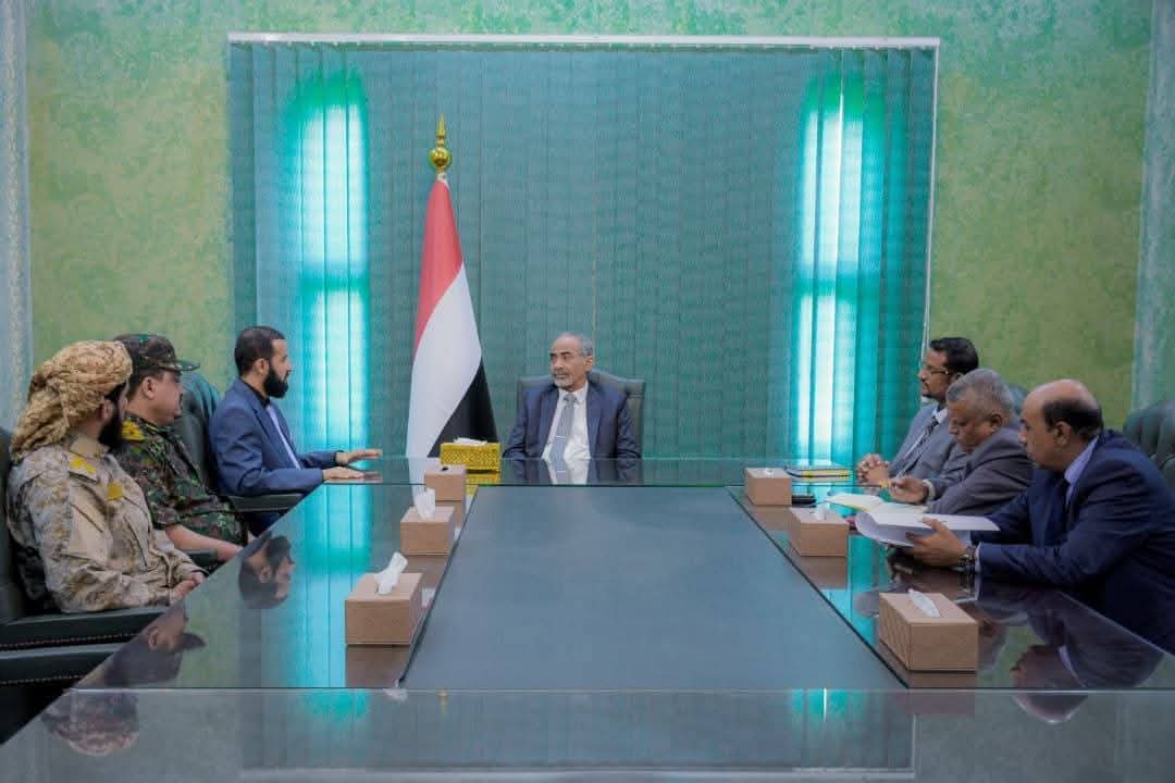 الفريق محمود الصبيحي يشدد على مضاعفة تقديم الخدمات للمواطنين في أبين 1 FB IMG 1774898332865