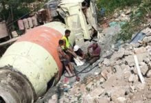 لحظات رعب في تعز .. سقوط خلاطة خرسانية على منزل سكني وإصابة عدد من المواطنين 7 img 6